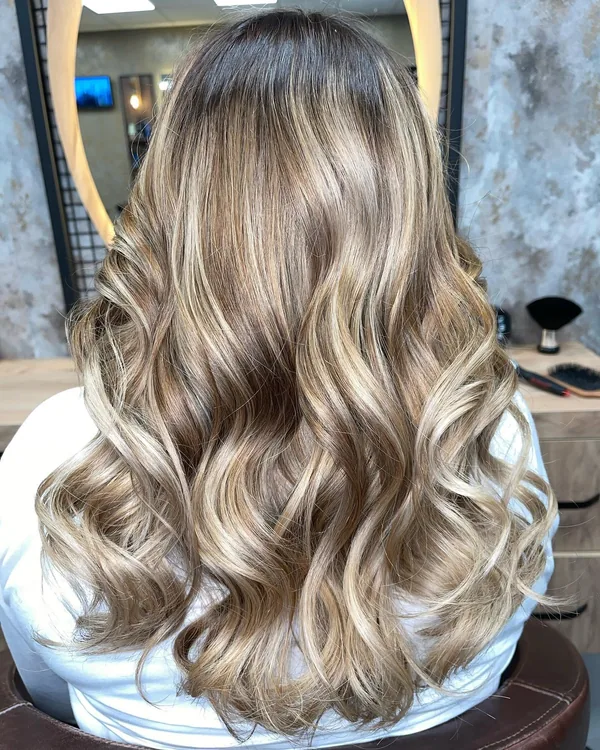 Glatte Längen nach Keratinbehandlung und Föhnstyling