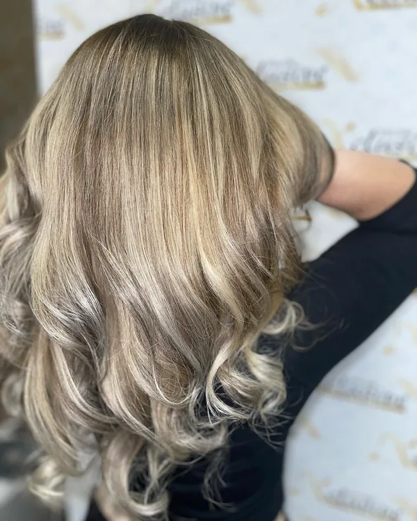 Ombré mit dunklem Ansatz und hellen Spitzen