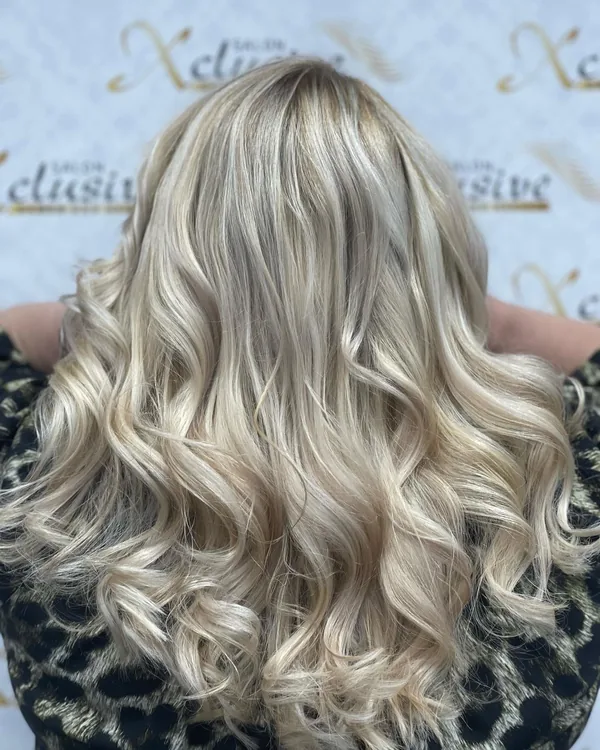 Warmes Karamellblond mit Strähnen