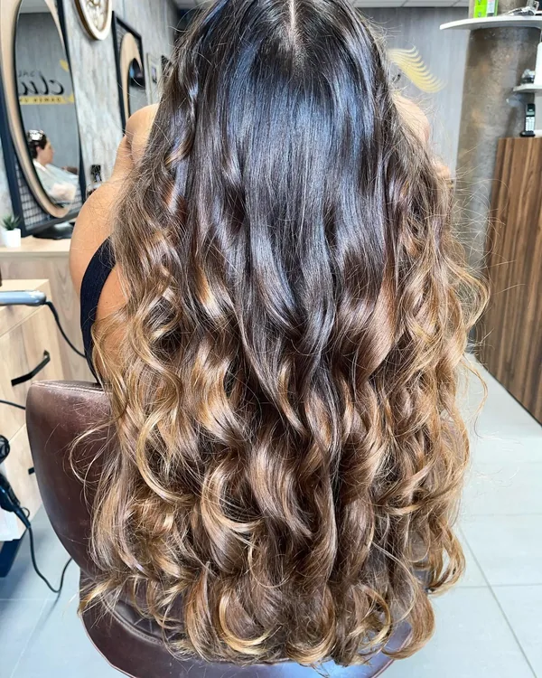 Balayage in hellem Blond mit weichem Ansatzverlauf