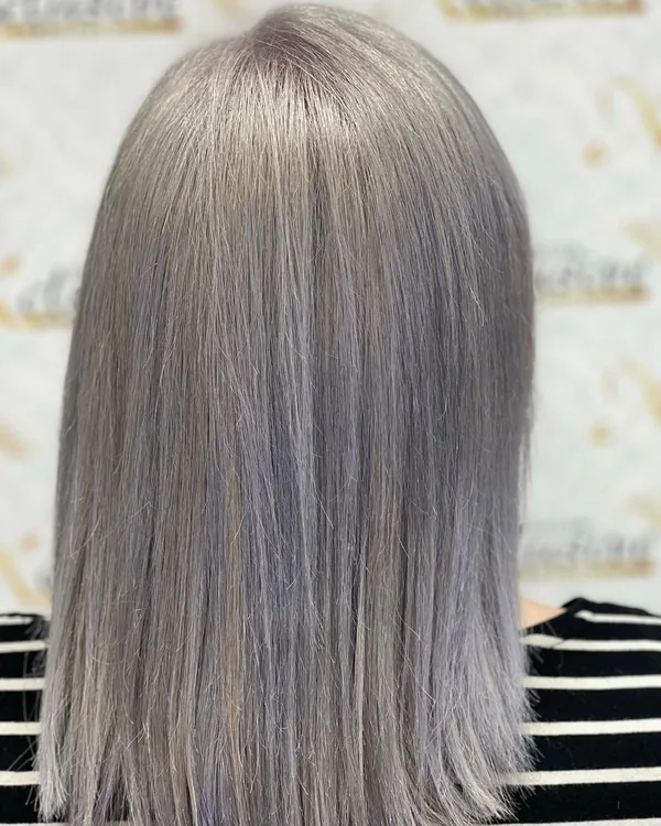 Glatte Längen nach Keratinbehandlung und Föhnstyling