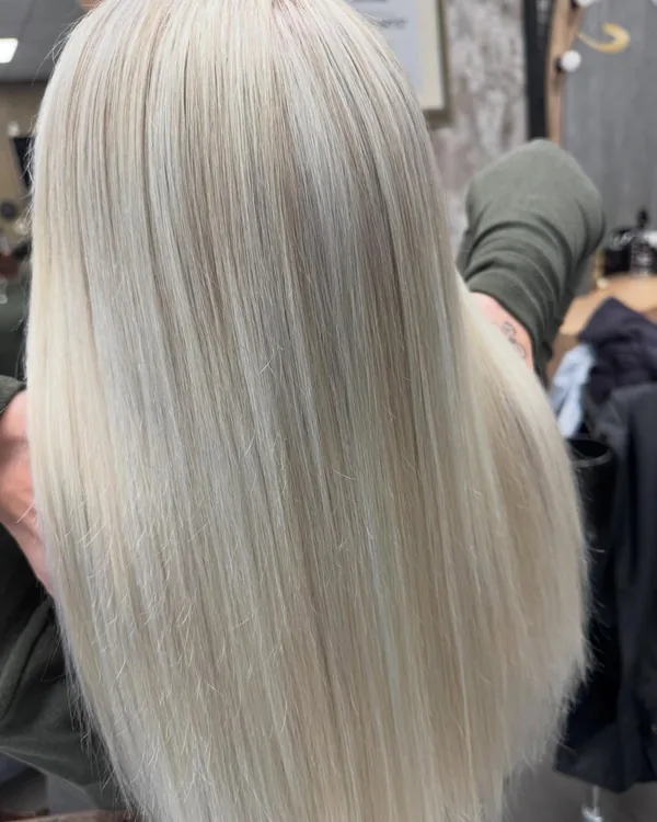 Warmes Karamellblond mit Strähnen